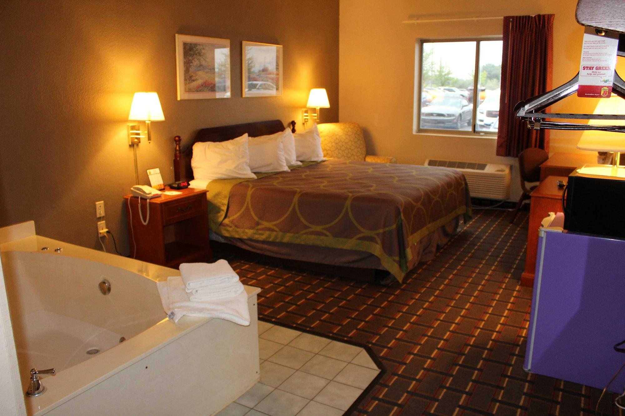 Super 8 By Wyndham Valparaiso Εξωτερικό φωτογραφία