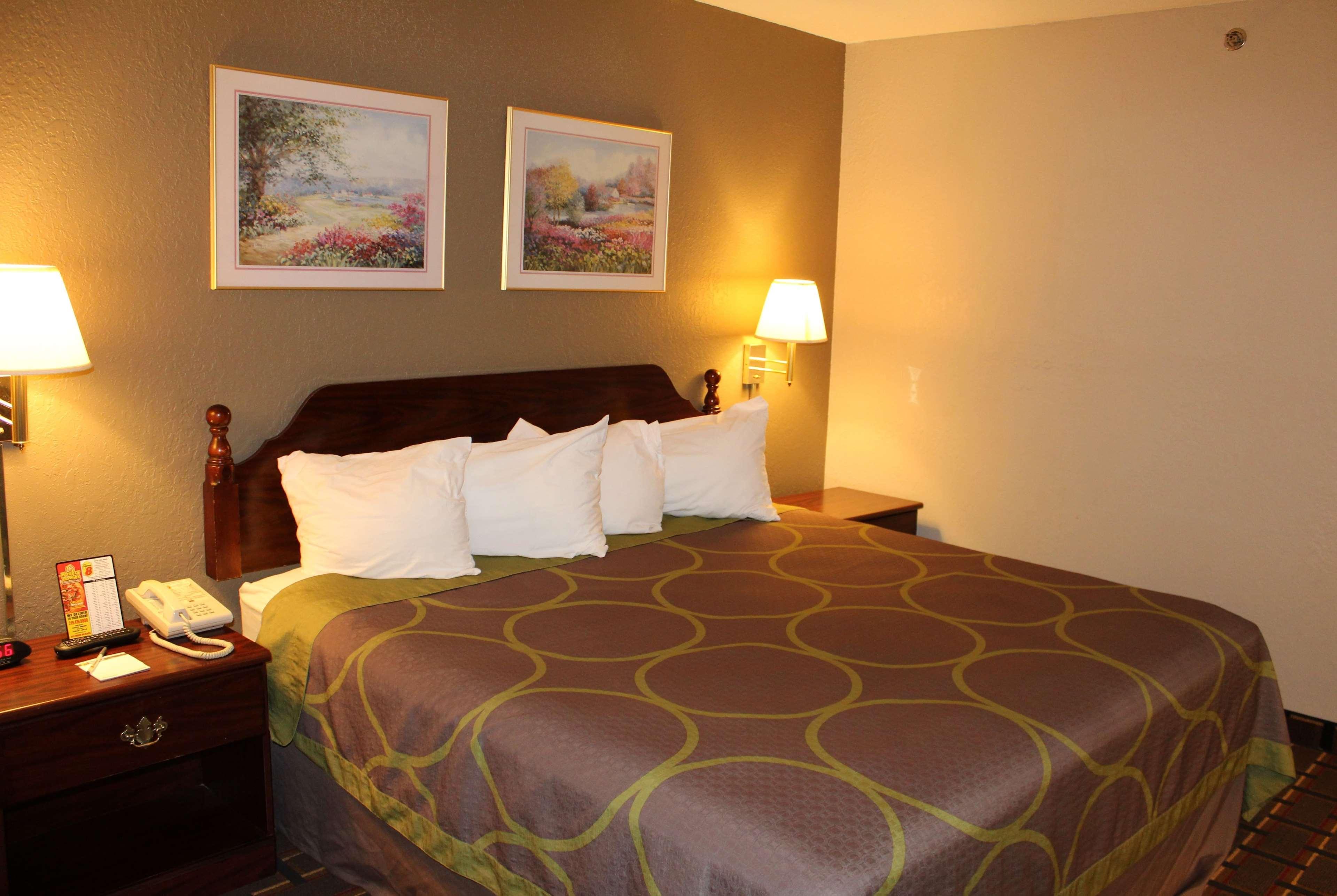 Super 8 By Wyndham Valparaiso Εξωτερικό φωτογραφία